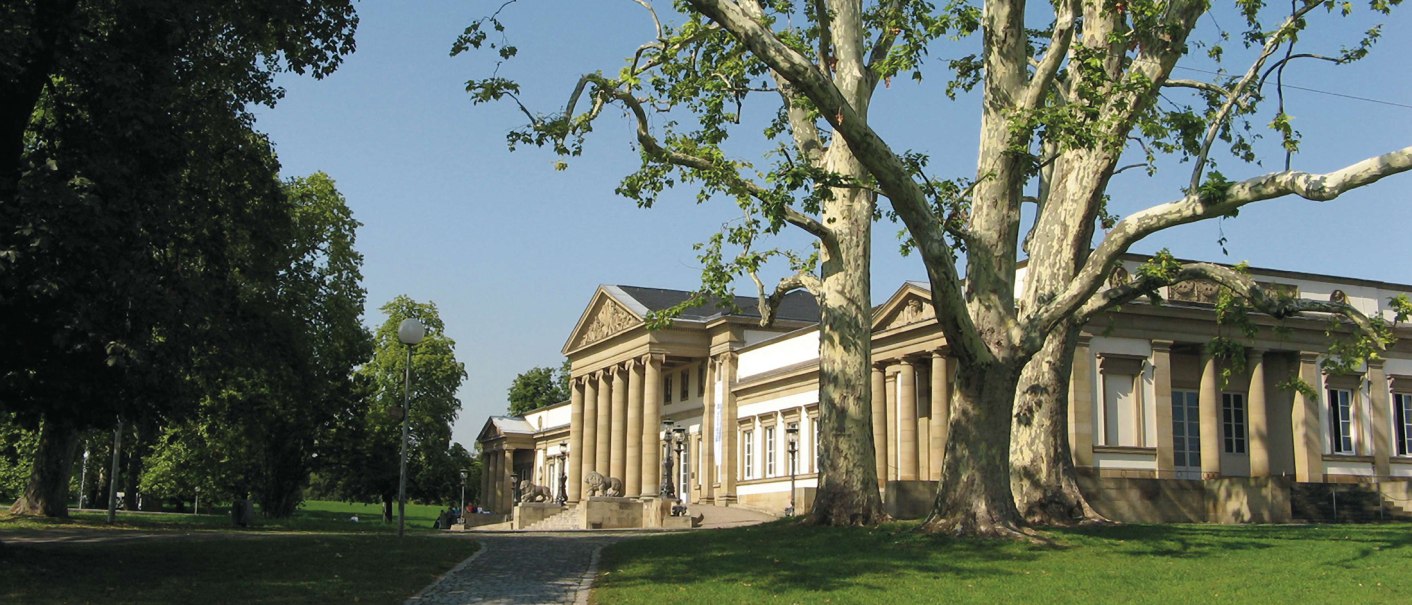 Das Rosensteinmuseum in einem grünen Park mit großen Bäumen und einem gepflasterten Weg im Vordergrund., © Stuttgart-Marketing GmbH
