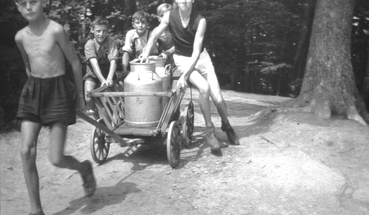 Die "Wasserholer" auf dem Weg von der Dreibrunnenquelle zum Naturfreundehaus um 1948 Die "Wasserholer" auf dem Weg von der Dreibrunnenquelle zum Naturfreundehaus um 1948