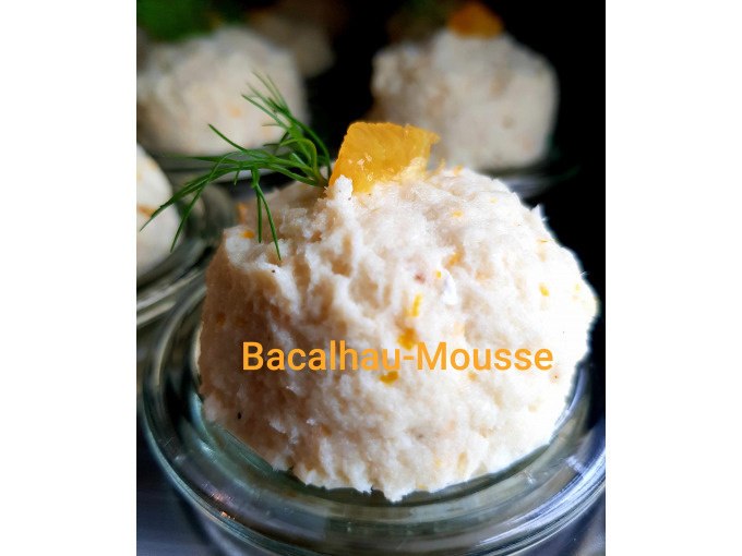 Bacalhau-Mousse in einem Glas, dekoriert mit einem Dillzweig und einem Stück Orange., © Kultweine-Kochwelten-Kunstücke - Kochschule Sonja Lenz Bacalhau-Mousse in einem Glas, dekoriert mit einem Dillzweig und einem Stück Orange., © Kultweine-Kochwelten-Kunstücke - Kochschule Sonja Lenz