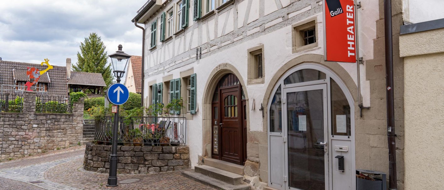 Eingang des Galli Theaters in Backnang, an einem Fachwerkhaus mit rotem Theaterschild. Kopfsteinpflasterstraße und Laterne im Vordergrund., © Stuttgart Marketing GmbH, Fotografin Martina Denker Eingang des Galli Theaters in Backnang, an einem Fachwerkhaus mit rotem Theaterschild. Kopfsteinpflasterstraße und Laterne im Vordergrund., © Stuttgart Marketing GmbH, Fotografin Martina Denker