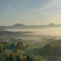 Nebel liegt &uuml;ber einer h&uuml;geligen Landschaft mit B&auml;umen und Wiesen im sanften Morgenlicht. Im Hintergrund sind zwei H&uuml;gel zu sehen., &copy; Stadt G&ouml;ppingen