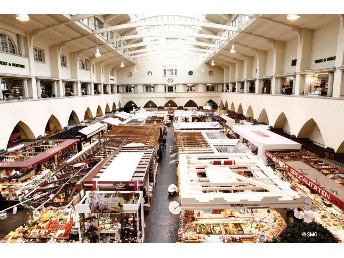 Gro&szlig;e Markthalle mit zahlreichen St&auml;nden, gew&ouml;lbter Decke und hellem Licht. Menschen kaufen ein, die Atmosph&auml;re ist lebhaft und einladend., &copy; Stuttgart Marketing GmbH