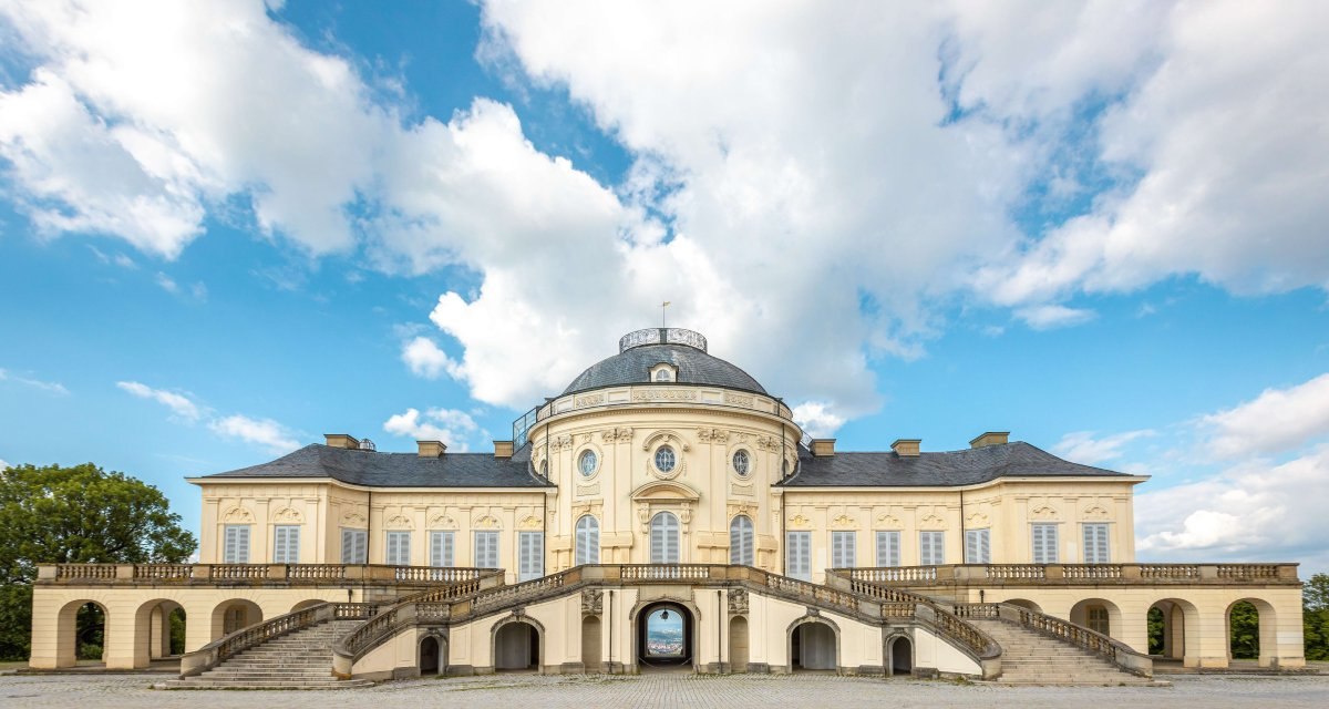 Schloss Solitude in Ludwigsburg mit symmetrischer Fassade, Treppenaufgang und blauem Himmel im Hintergrund., &copy; Kartin Lehr VIEL UNTERWEGS