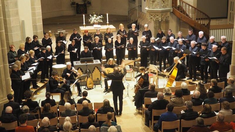 Ein Chor und ein kleines Orchester f&uuml;hren in einer Kirche Gioachino Rossinis "Petite Messe Solennelle" auf. Die Zuschauer sitzen in Reihen vor der B&uuml;hne., &copy; Evangelische Kirchengemeinde Waiblingen