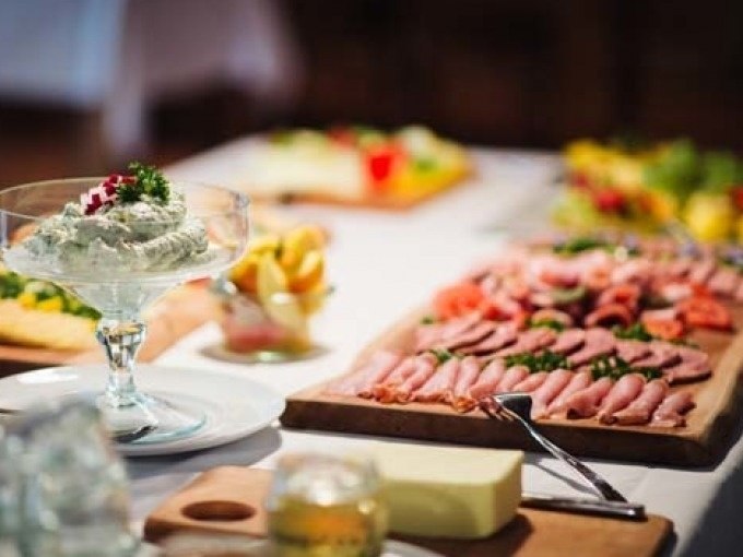 Ein reichhaltiges Buffet mit Aufschnitt, Käse und einem Dip in einer Glasschüssel auf einem Tisch., © SwabianTravel Ein reichhaltiges Buffet mit Aufschnitt, Käse und einem Dip in einer Glasschüssel auf einem Tisch., © SwabianTravel