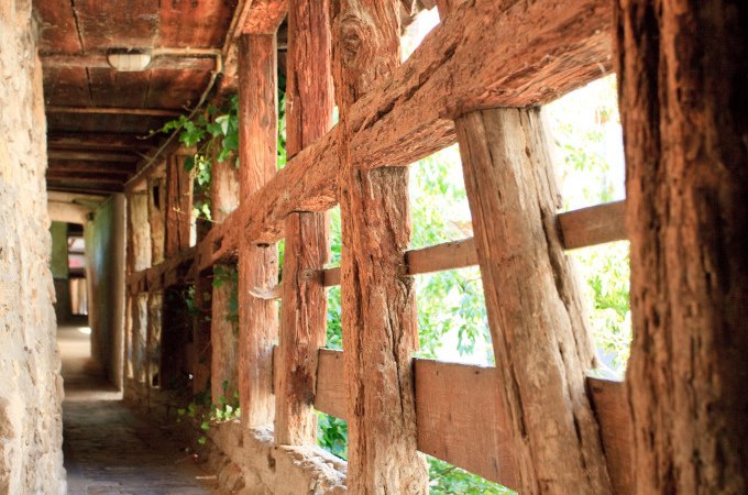 Ein schmaler, überdachter Holzgang mit Fachwerk und Steinmauer, von Sonnenlicht durchflutet, in Waiblingen., © WTM GmbH Waiblingen Ein schmaler, überdachter Holzgang mit Fachwerk und Steinmauer, von Sonnenlicht durchflutet, in Waiblingen., © WTM GmbH Waiblingen