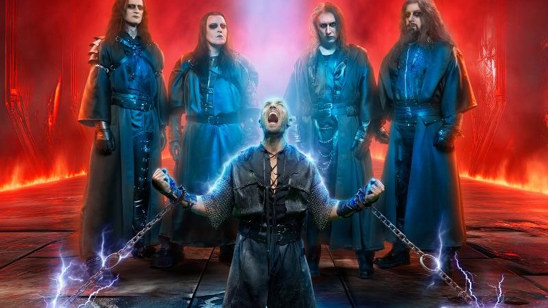 F&uuml;nf M&auml;nner in dunkler Kleidung, einer kniet mit erhobenen Armen und Ketten. Dramatische Beleuchtung in Rot und Blau., &copy; Music Circus Concertb&uuml;ro GmbH & Co. KG