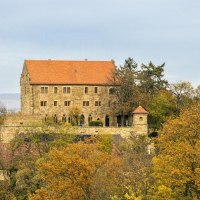 Schloss Magenheim in Cleebronn thront majestätisch auf einem Hügel, umgeben von herbstlich gefärbten Bäumen und einer weiten Landschaft., © SMG, Sarah Schmid Schloss Magenheim in Cleebronn thront majestätisch auf einem Hügel, umgeben von herbstlich gefärbten Bäumen und einer weiten Landschaft., © SMG, Sarah Schmid
