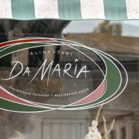 Schaufenster mit dem Logo von "Alimentari Da Maria". Es zeigt italienische Farben und bietet italienische Feinkost und mediterrane Küche an., © Stuttgart Marketing GmbH, Sarah Schmid