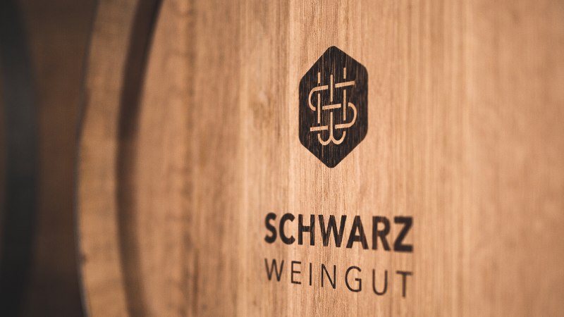 Holzfass mit dem Logo und Schriftzug 'Schwarz Weingut', Nahaufnahme., &copy; Weingut Schwarz