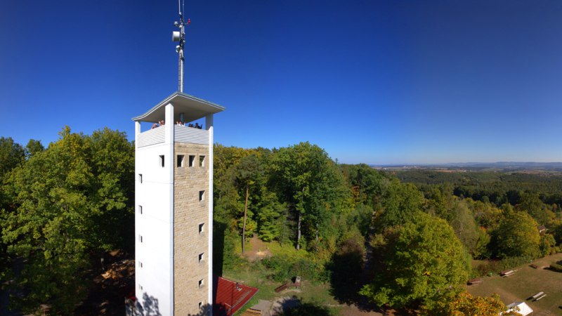 Der Uhlbergturm in Filderstadt erhebt sich über grüne Wälder, mit weitem Blick über die Landschaft unter klarem, blauem Himmel., © SMG Mende Der Uhlbergturm in Filderstadt erhebt sich über grüne Wälder, mit weitem Blick über die Landschaft unter klarem, blauem Himmel., © SMG Mende