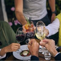 Eine Gruppe von Menschen st&ouml;&szlig;t mit Weingl&auml;sern und einem Cocktail an einem gedeckten Tisch an., &copy; Esslinger Stadtmarketing &amp; Tourismus GmbH