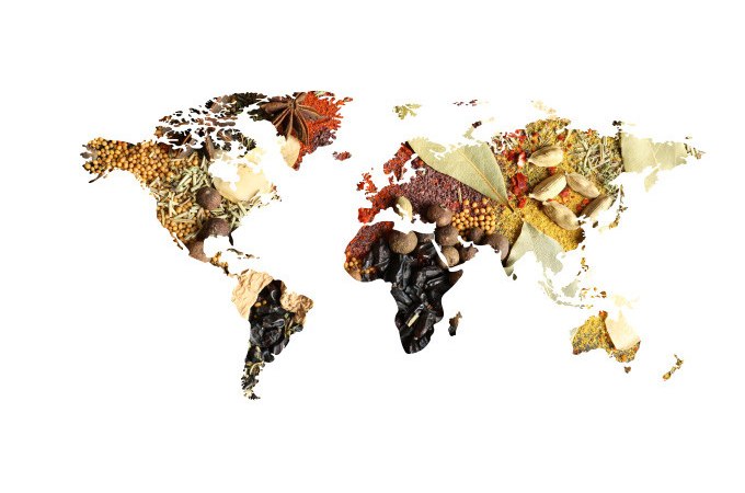 Weltkarte aus verschiedenen Gewürzen gestaltet, die die Kontinente formen. Farbenfrohe Mischung aus Kräutern und Gewürzen auf weißem Hintergrund., © Cool-Tours StattReisen