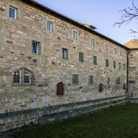 Seitenansicht des Schorndorfer Burgschlosses mit Steinmauer, Fenstern und einem Fachwerkhaus im Hintergrund., © SMG, Sarah Schmid