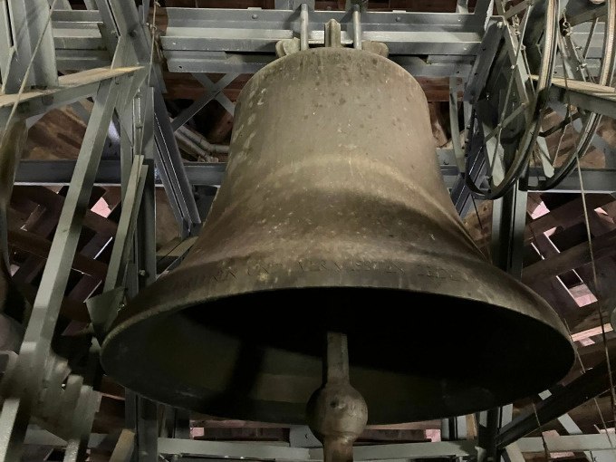 Eine gro&szlig;e Kirchenglocke h&auml;ngt in einem Glockenturm, umgeben von Metallrahmen und Seilz&uuml;gen., &copy; Stadtverwaltung Weil der Stadt