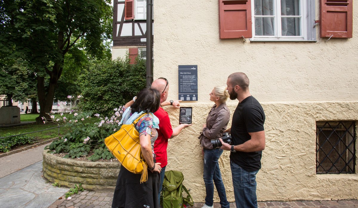 Vier Personen stehen vor dem Max-Eyth-Haus und betrachten eine Infotafel mit QR-Code. Eine Person hält ein Tablet, um den Code zu scannen., © Stadt Kirchheim unter Teck