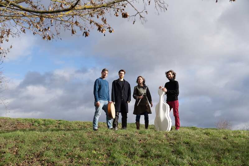 Vier Personen stehen auf einer Wiese, eine hält ein Instrumentenkoffer. Der Himmel ist bewölkt, Äste ragen ins Bild., © Stadtverwaltung Vaihingen an der Enz Vier Personen stehen auf einer Wiese, eine hält ein Instrumentenkoffer. Der Himmel ist bewölkt, Äste ragen ins Bild., © Stadtverwaltung Vaihingen an der Enz