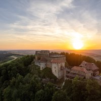 Die Burgruine Hohenrechberg thront auf einem Hügel, umgeben von Wäldern, im Licht eines dramatischen Sonnenuntergangs., © Foto Thomas Zehnder Die Burgruine Hohenrechberg thront auf einem Hügel, umgeben von Wäldern, im Licht eines dramatischen Sonnenuntergangs., © Foto Thomas Zehnder
