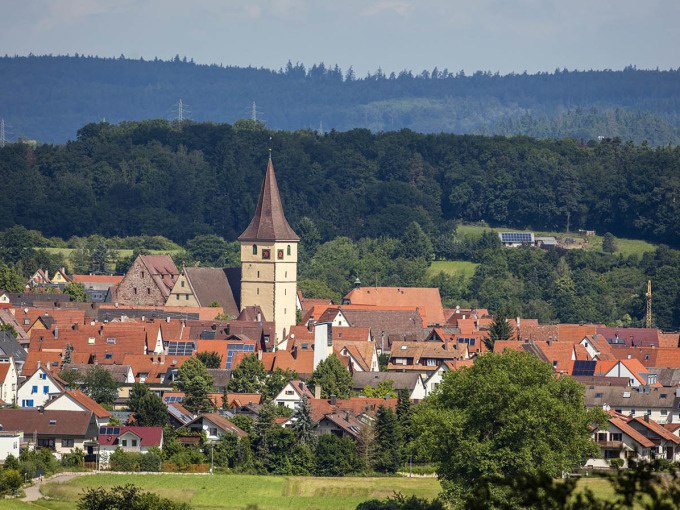 Panorama von Merklingen mit Kirchturm und roten D&auml;chern, umgeben von gr&uuml;nen W&auml;ldern., &copy; Stadtverwaltung Weil der Stadt