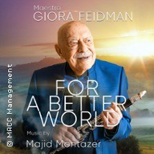 Ein älterer Mann in blauem Anzug hält eine Klarinette. Der Hintergrund zeigt eine sonnige Landschaft. Text: Maestro Giora Feidman - For a Better World., © links im Bild Ein älterer Mann in blauem Anzug hält eine Klarinette. Der Hintergrund zeigt eine sonnige Landschaft. Text: Maestro Giora Feidman - For a Better World., © links im Bild