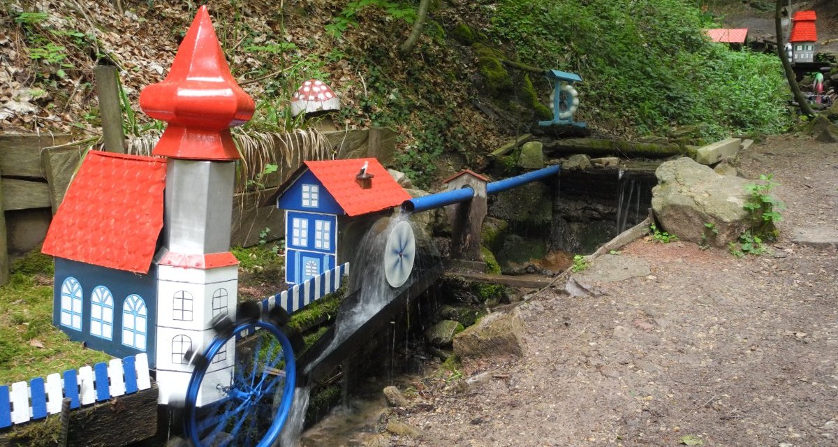 Miniatur-Wassermühle im Wald mit bunten Häuschen und Wasserrad. Ein kleiner Bach fließt durch die Anlage, umgeben von Bäumen und Laub., © Stadt Lorch Miniatur-Wassermühle im Wald mit bunten Häuschen und Wasserrad. Ein kleiner Bach fließt durch die Anlage, umgeben von Bäumen und Laub., © Stadt Lorch