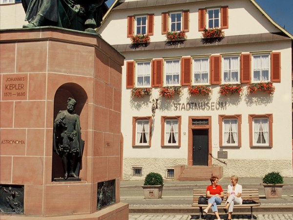 Marktplatz mit Keplerstatue und Stadtmuseum in Weil der Stadt Marktplatz mit Keplerstatue und Stadtmuseum in Weil der Stadt