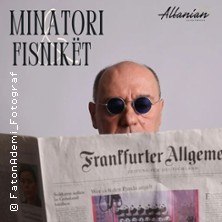 Ein Mann mit Sonnenbrille liest die Frankfurter Allgemeine Zeitung. Oben steht der Titel 'Minatori & Fisniket'., &copy; links im Bild