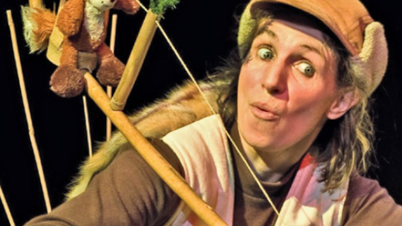 Frau mit Mütze und Handschuhen hält einen Stock mit Plüschfuchs und Zweigen, schaut überrascht., © Theaterwerkstatt Schwäbisch Gmünd e.V. Frau mit Mütze und Handschuhen hält einen Stock mit Plüschfuchs und Zweigen, schaut überrascht., © Theaterwerkstatt Schwäbisch Gmünd e.V.