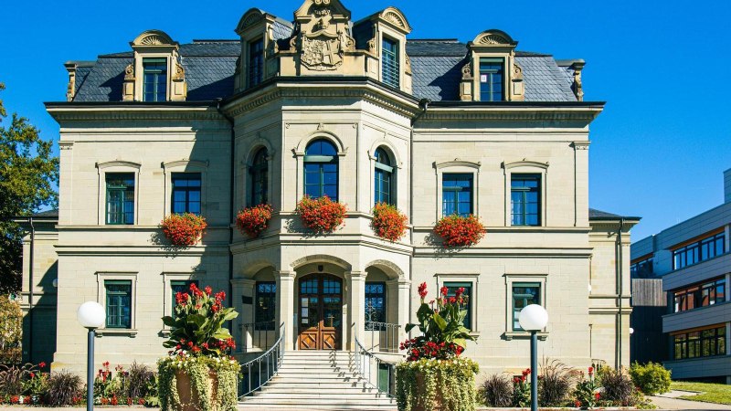 Das Neue Schloss in Gaildorf mit blumengeschmückten Fenstern und moderner Architektur im Hintergrund. Ein sonniger Tag mit klarem Himmel., © Stuttgart-Marketing GmbH, Sarah Schmid Das Neue Schloss in Gaildorf mit blumengeschmückten Fenstern und moderner Architektur im Hintergrund. Ein sonniger Tag mit klarem Himmel., © Stuttgart-Marketing GmbH, Sarah Schmid