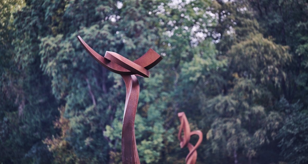 Abstrakte Metallskulpturen in einem Park, umgeben von üppigem Grün. Die Skulpturen haben geschwungene Formen und stehen auf einer Wiese., © Natur.Nah. Schönbuch & Heckengäu Abstrakte Metallskulpturen in einem Park, umgeben von üppigem Grün. Die Skulpturen haben geschwungene Formen und stehen auf einer Wiese., © Natur.Nah. Schönbuch & Heckengäu