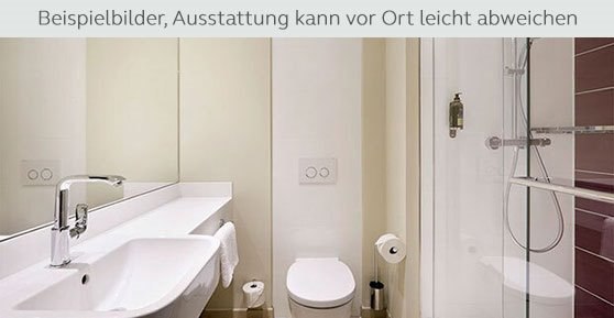 Modernes Badezimmer mit weißem Waschbecken, Toilette und Glasdusche. Dezente Farben und klare Linien dominieren das Design., © Premier Inn