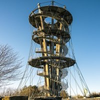 Der Schönbuchturm ragt in den blauen Himmel, umgeben von kahlen Bäumen und Sträuchern. Die spiralförmige Treppe ist gut sichtbar., © SMG, Sarah Schmid