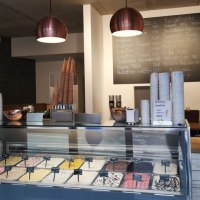 Eisdiele mit Eistheke, verschiedenen Eissorten, Men&uuml;tafel und moderner Beleuchtung. Schriftzug 'nat&uuml;rlich' an der Wand., &copy; Joannis Nakos