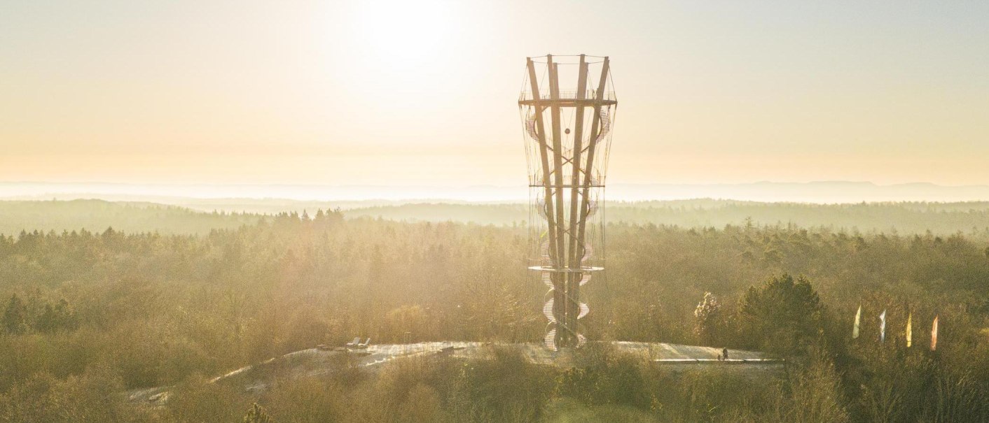 Der Schönbuchturm ragt über einem nebligen Wald in den Sonnenuntergang. Die Landschaft ist in warmes Licht getaucht., © SMG, Sarah Schmid