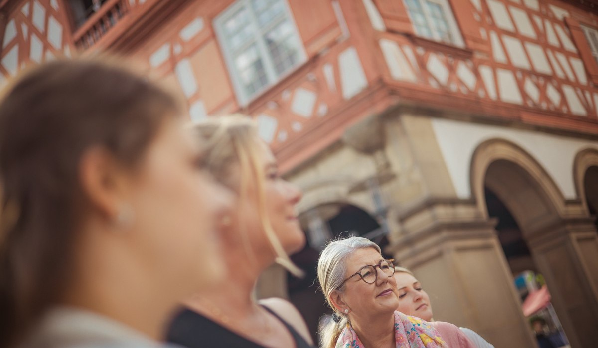 Eine Gruppe von Menschen steht vor einem historischen Fachwerkhaus in Waiblingen. Die Personen blicken interessiert in eine Richtung., © WTM GmbH Waiblingen Eine Gruppe von Menschen steht vor einem historischen Fachwerkhaus in Waiblingen. Die Personen blicken interessiert in eine Richtung., © WTM GmbH Waiblingen