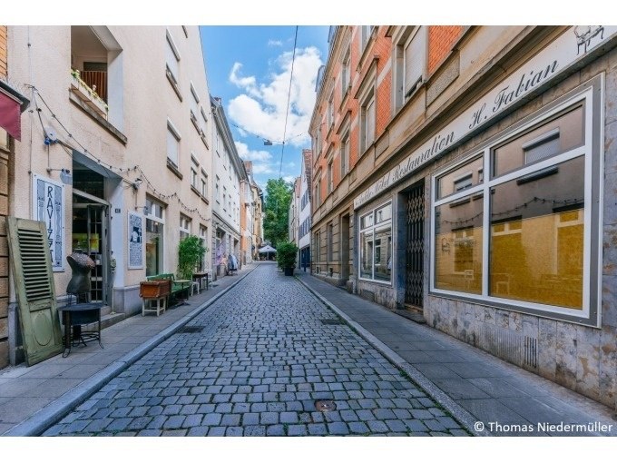 Schmale gepflasterte Stra&szlig;e mit alten Geb&auml;uden und Gesch&auml;ften. Ruhige Atmosph&auml;re, blauer Himmel mit Wolken., &copy; Stuttgart Marketing GmbH