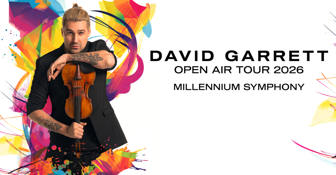 David Garrett posiert mit einer Geige vor einem lebhaften, bunten Hintergrund. Text: Open Air Tour 2026 Millennium Symphony., &copy; links im Bild
