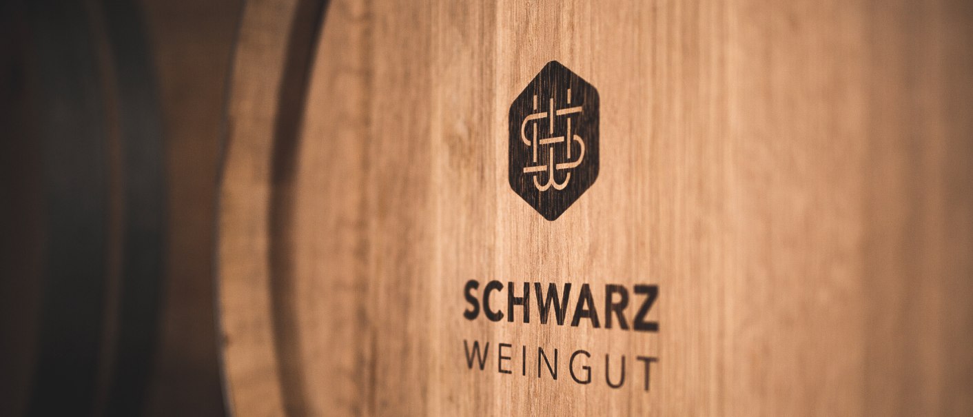 Holzfass mit dem Logo und Schriftzug 'Schwarz Weingut', Nahaufnahme., © Weingut Schwarz Holzfass mit dem Logo und Schriftzug 'Schwarz Weingut', Nahaufnahme., © Weingut Schwarz