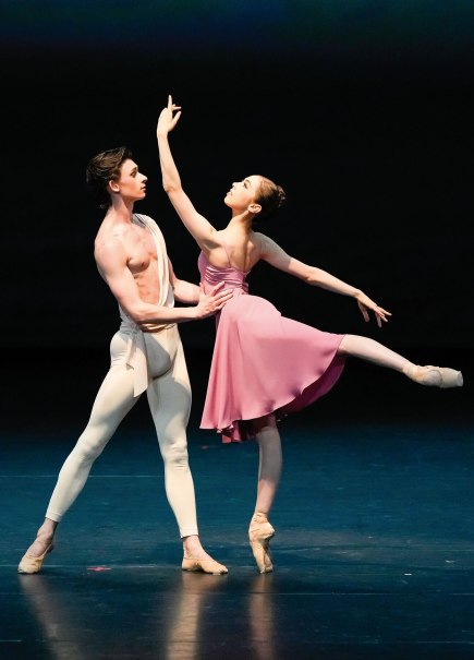 Zwei Balletttänzer in eleganter Pose auf der Bühne. Der Mann trägt weiße Kleidung, die Frau ein rosa Kleid. Beide stehen auf Zehenspitzen., © Foto: Roman Novitzky Zwei Balletttänzer in eleganter Pose auf der Bühne. Der Mann trägt weiße Kleidung, die Frau ein rosa Kleid. Beide stehen auf Zehenspitzen., © Foto: Roman Novitzky
