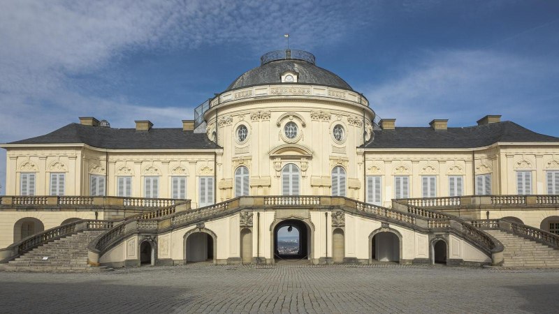 Schloss Solitude mit symmetrischen Treppen, klassizistischer Architektur und blauem Himmel im Hintergrund., © Stuttgart-Marketing GmbH, Sarah Schmid Schloss Solitude mit symmetrischen Treppen, klassizistischer Architektur und blauem Himmel im Hintergrund., © Stuttgart-Marketing GmbH, Sarah Schmid