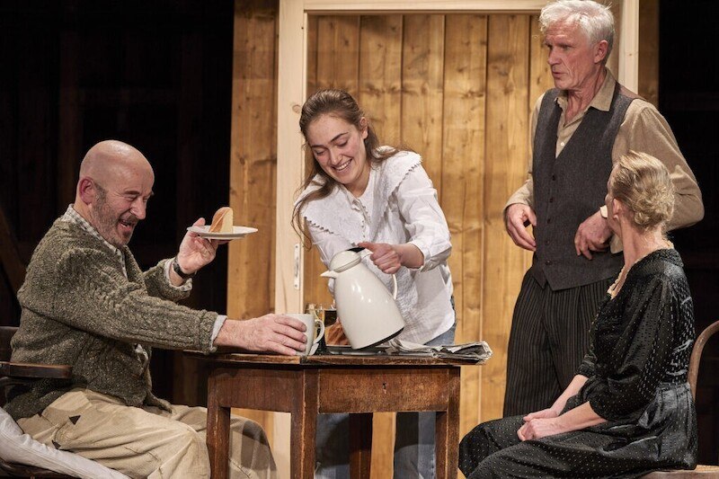 Schauspieler auf der B&uuml;hne des Theater Lindenhof in einer Szene aus "Der verkaufte Gro&szlig;vater". Eine Frau schenkt Kaffee ein, w&auml;hrend drei Personen interagieren., &copy; Stadtverwaltung Kirchheim unter Teck - Kulturring