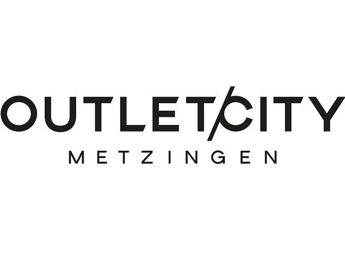 Schwarzes Logo der Outletcity Metzingen mit modernem Schriftzug auf wei&szlig;em Hintergrund., &copy; Schlienz-Tours GmbH & Co.KG