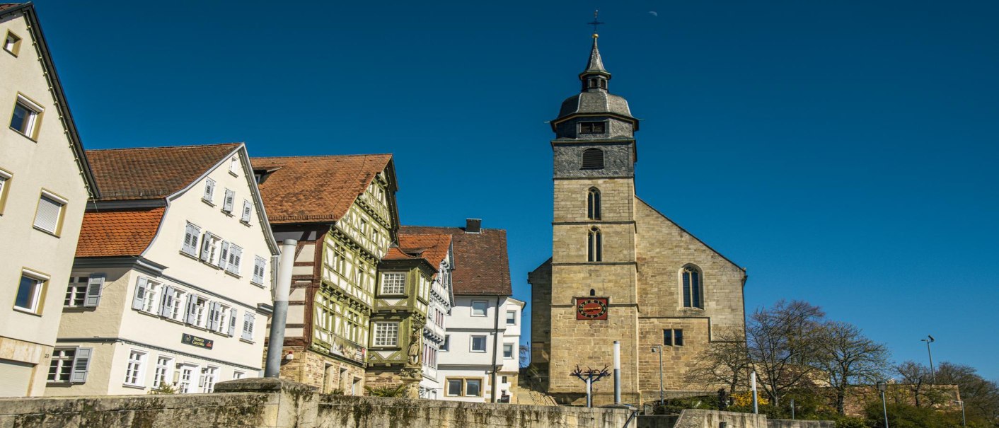 Historische Fachwerkh&auml;user und eine Kirche am Marktplatz B&ouml;blingen unter klarem, blauem Himmel., &copy; SMG, Sarah Schmid
