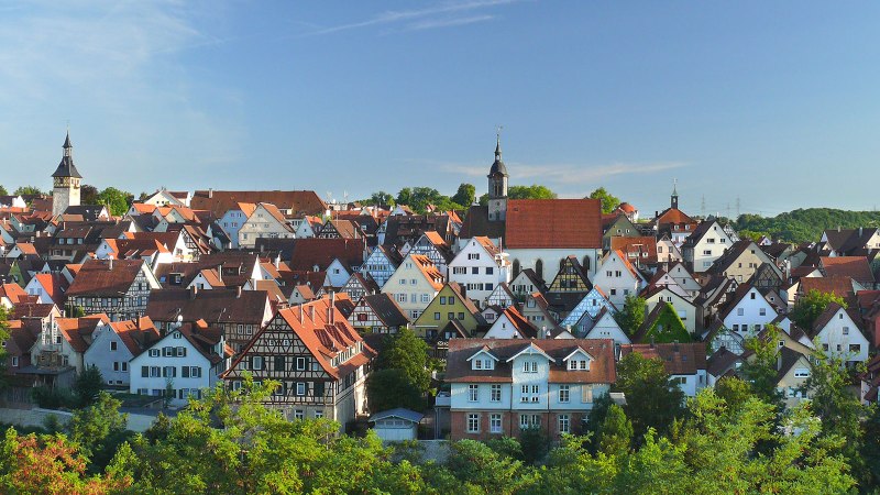 Panorama der Altstadt von Marbach am Neckar mit vielen Fachwerkhäusern und Kirchtürmen unter blauem Himmel., © Dieter Sukowski Panorama der Altstadt von Marbach am Neckar mit vielen Fachwerkhäusern und Kirchtürmen unter blauem Himmel., © Dieter Sukowski