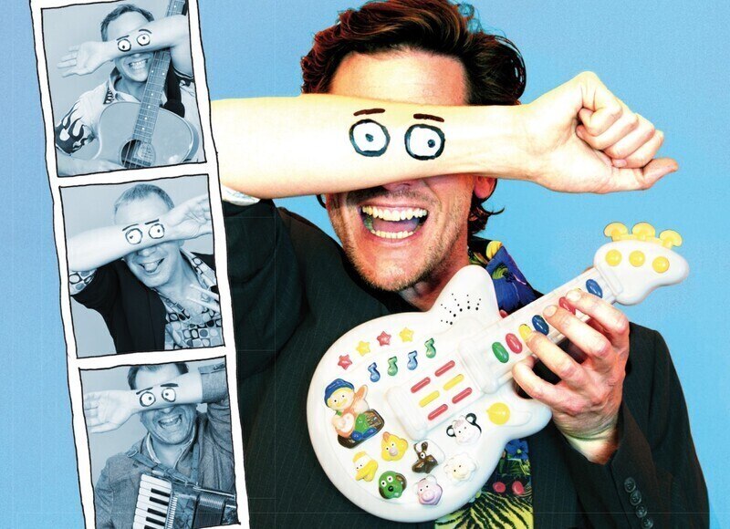 Ein Mann hält eine Spielzeuggitarre und hat aufgemalte Augen auf dem Arm. Links sind drei Fotos von Personen mit ähnlichen Posen., © Mauerwerk GmbH Ein Mann hält eine Spielzeuggitarre und hat aufgemalte Augen auf dem Arm. Links sind drei Fotos von Personen mit ähnlichen Posen., © Mauerwerk GmbH