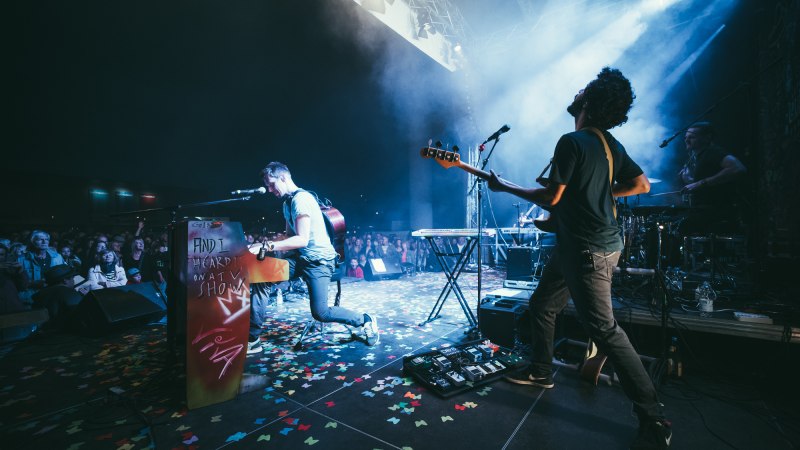 Viva la vida auf der Bühne beim Sonnenrot-Festival am Fluggelände Hahnweide in Kirchheim unter Teck., © Alex Dietrich Viva la vida auf der Bühne beim Sonnenrot-Festival am Fluggelände Hahnweide in Kirchheim unter Teck., © Alex Dietrich