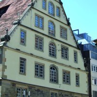 Der Stiftsfruchtkasten in Stuttgart zeigt ein historisches Geb&auml;ude mit markantem Satteldach und zahlreichen Fenstern, umgeben von moderner Architektur., &copy; Stuttgart-Marketing GmbH