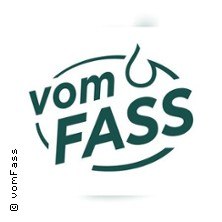 Logo von vomFASS mit grünem Schriftzug und einem Tropfensymbol darüber., © links im Bild Logo von vomFASS mit grünem Schriftzug und einem Tropfensymbol darüber., © links im Bild