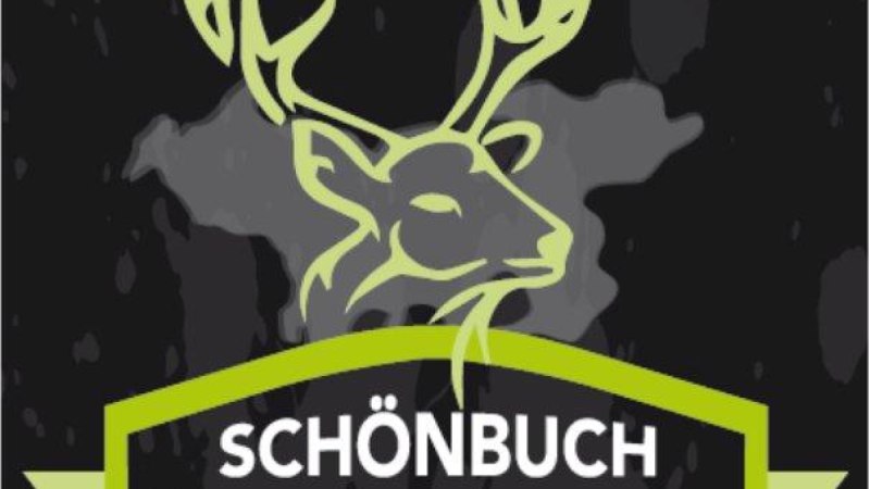 Logo der Schönbuch Trophy mit stilisiertem Hirschkopf und grünem Banner auf dunklem Hintergrund., © Natur.Nah. Schönbuch & Heckengäu Logo der Schönbuch Trophy mit stilisiertem Hirschkopf und grünem Banner auf dunklem Hintergrund., © Natur.Nah. Schönbuch & Heckengäu