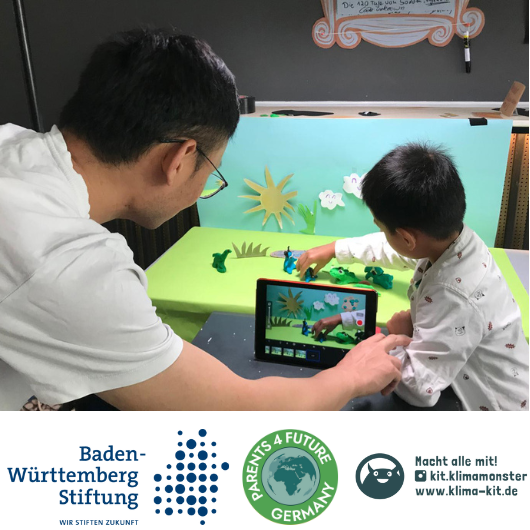 Ein Erwachsener und ein Kind gestalten mit einem Tablet und Figuren einen Trickfilm. Logos von Baden-W&uuml;rttemberg Stiftung und Parents 4 Future Germany sind sichtbar., &copy; Bild: Franziska Poike